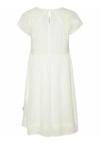 Robe blanche à manches courtes, corsage texturé, détails brodés sur les épaules, fermeture par boutons au dos et jupe froncée.