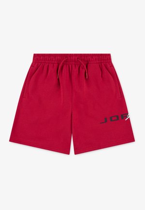 Pantaloni scurți atletici roșii, confecționați din material moale, prevăzuți cu talie elastică cu șnur, buzunare laterale și un logo negru în față.