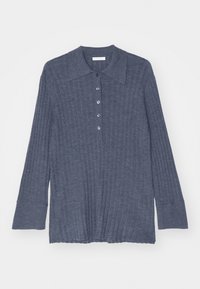 Grau meliertes Poloshirt mit langen Ärmeln und geripptem Strick, breiten Manschetten und vier Knöpfen entlang der vorderen Blende, flach auf einem weißen Hintergrund ausgelegt.