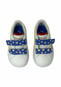 Białe sneakersy z niebieskimi rzepami, ozdobione różowymi i żółtymi kropeczkami, z czerwonymi akcentami wewnątrz oraz logo na języku.