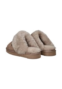 Beige pantoffels met een fluffy, plush voering en een zachte suede buitenkant. Beschikt over een gestructureerde zool en een breed, open ontwerp.