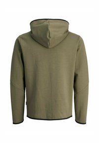 Haut à capuche vert olive avec cordon de serrage, tissu texturé et accents noirs contrastants le long des poignets et de l'ourlet. Vue arrière montrée.