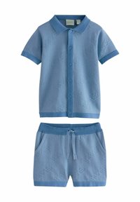 Lichtblauw kortemouwenshirt met een kraag, knoopsluiting en subtiele textuur. Bijpassende shorts met een elastische tailleband en zakken.