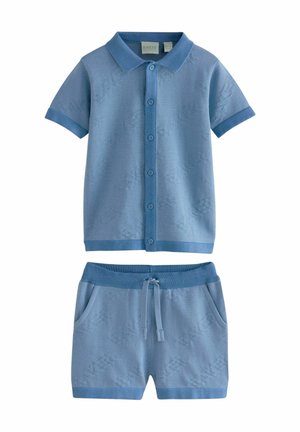 Camisa de manga corta azul claro con cuello, cierre de botones y una textura sutil. Pantalones cortos a juego con cinturilla elástica y bolsillos.