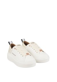 Sneakers bianchi in sintetico a taglio basso con design a lacci, dettagli beige e punta rotonda. Inclusi i tappi per il tallone.