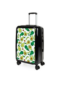 Maleta rígida negra con acabado brillante, con un panel blanco decorado con aguacates ilustrados en verde y marrón. Asa retráctil y ruedas.