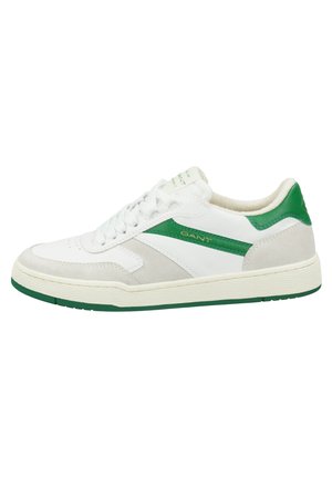 Witte en grijze sneaker met groene accenten, rubberen zool, vetersluiting aan de voorkant en "GANT" branding aan de zijkant en hiel.