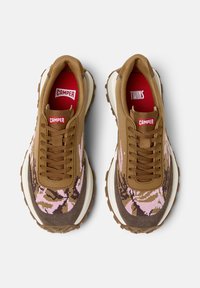 Braune Leinenschuhe mit floralem Muster in Pink und Dunkelbraun, ausgestattet mit einer gepolsterten Sohle, braunen Schnürsenkeln und roten Logo-Accent.