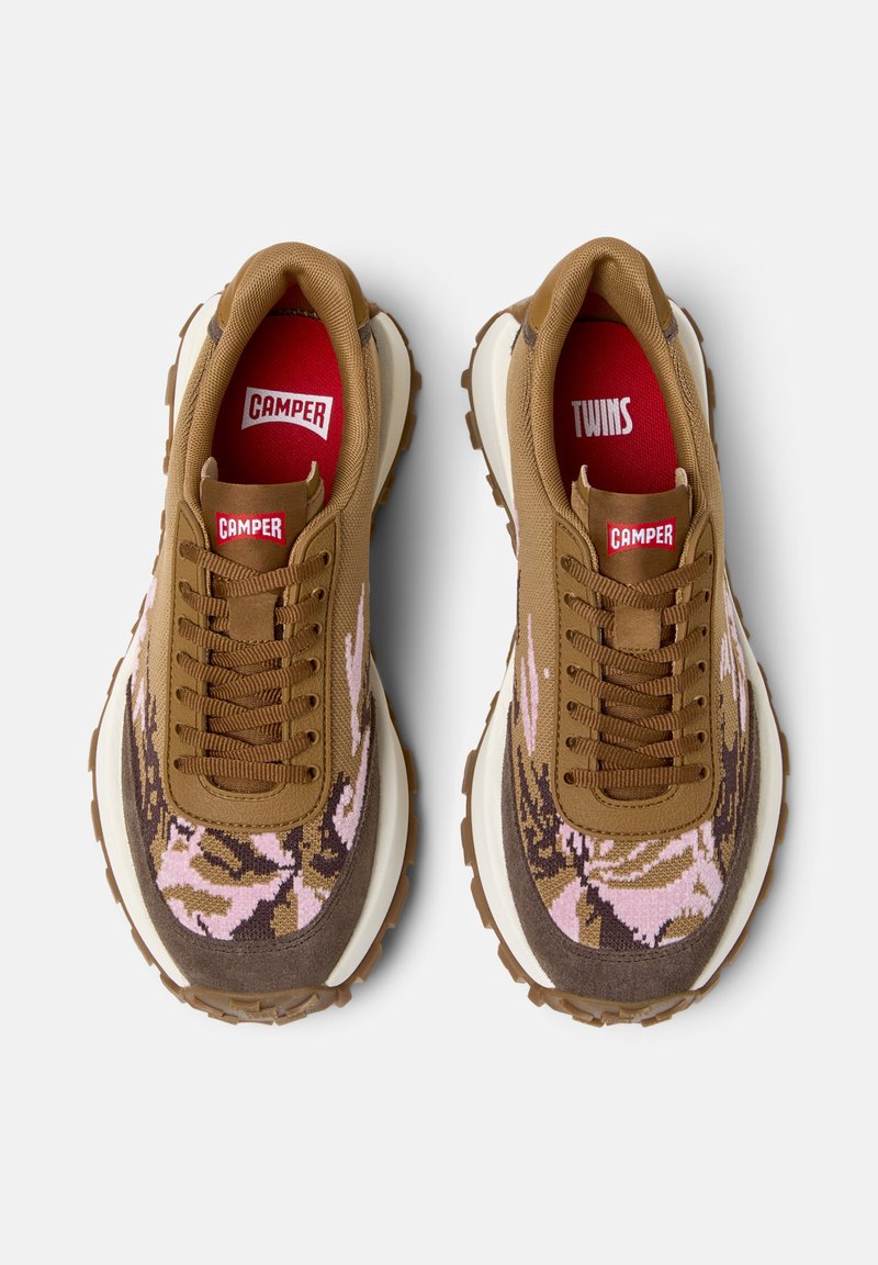 Braune Leinenschuhe mit floralem Muster in Pink und Dunkelbraun, ausgestattet mit einer gepolsterten Sohle, braunen Schnürsenkeln und roten Logo-Accent.