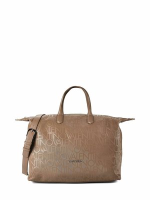 Borsa Valentino marrone chiaro con due manici, tracolla regolabile e motivo logo impresso ripetuto su tutta la superficie.