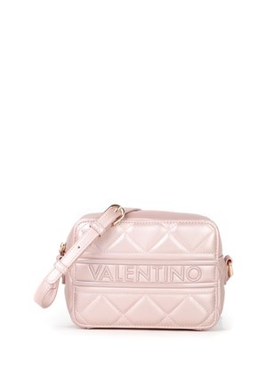 Borsa a tracolla in pelle trapuntata rosa con logo "VALENTINO" in rilievo, tracolla regolabile, forma rettangolare e dettagli in hardware dorato.