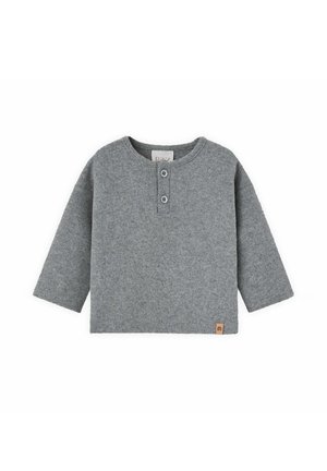 Camisa gris de manga larga hecha de una tela suave, con un cuello redondo, cierre de tres botones y una pequeña etiqueta de marca en la parte inferior izquierda.