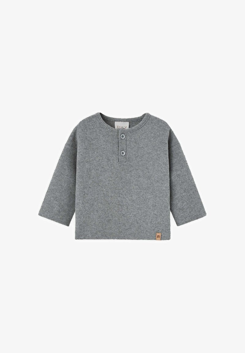 Camisa gris de manga larga hecha de una tela suave, con un cuello redondo, cierre de tres botones y una pequeña etiqueta de marca en la parte inferior izquierda.