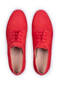 Zapatos de ante rojo con un diseño perforado, presentan una puntera redonda y cordones en la parte delantera. Forro interior suave y plantilla con marca visible.