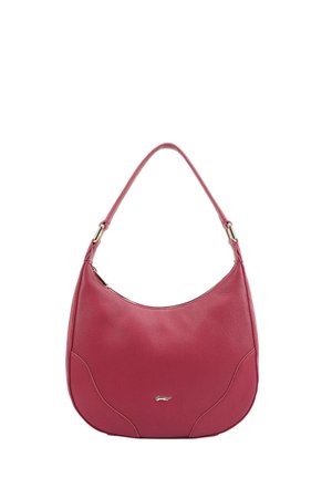 Sac à bandoulière en cuir rouge avec fermeture éclair incurvée en haut, une seule sangle, coutures discrètes et petit emblème de marque argenté au centre avant.