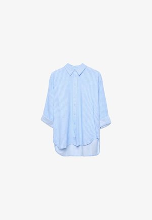 Camicia azzurro chiaro a maniche lunghe con bottoni, dotata di sottili righe verticali bianche e maniche arrotolate, esposta su uno sfondo bianco.