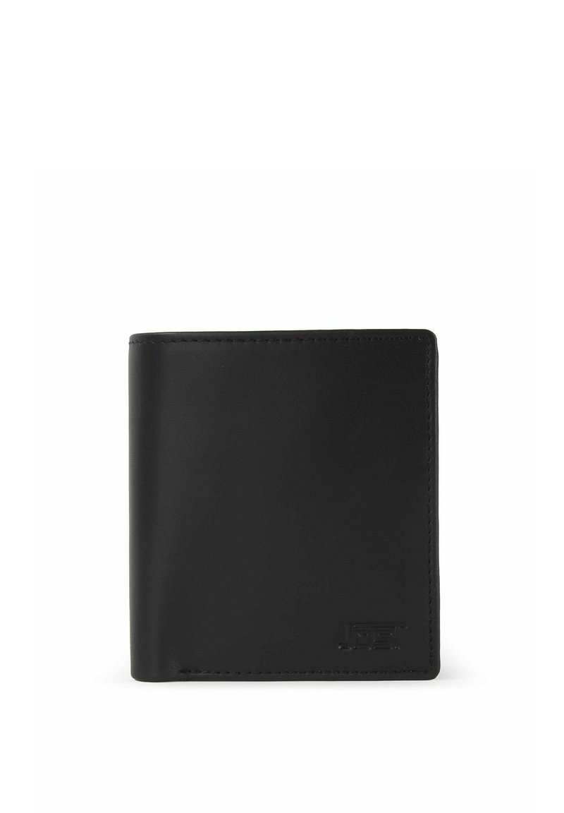 Billetera de cuero negro con un diseño minimalista, con una textura suave y un sutil logotipo en relieve. Forma rectangular compacta.