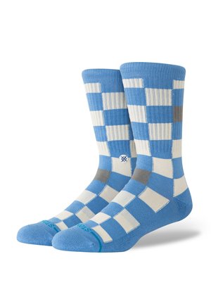 Blau und weiß gemusterte Socken mit einem karierten Design in unterschiedlichen Schattierungen. Das Material wirkt weich mit gerippter Textur am oberen Rand.