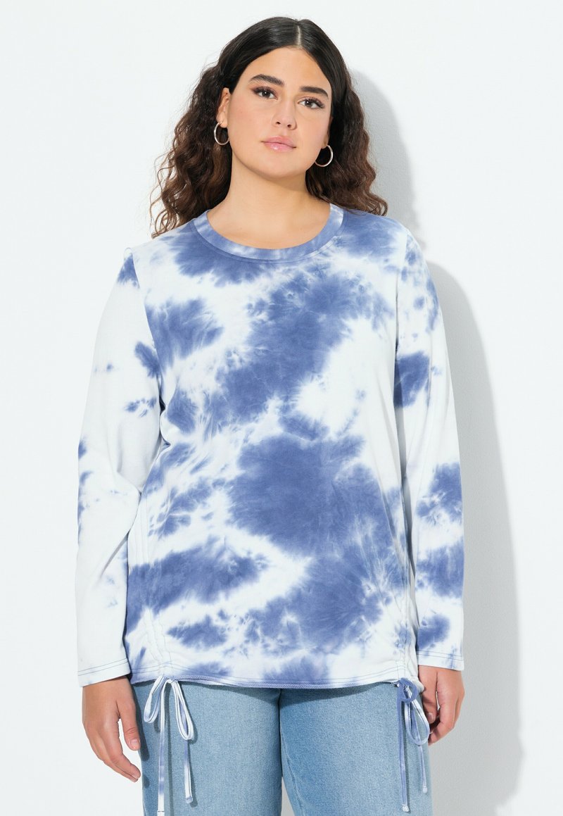 Camiseta de manga larga en tie-dye en blanco y azul, con cuello redondo y lazos en los laterales para ajustar, hecha de una suave mezcla de algodón.