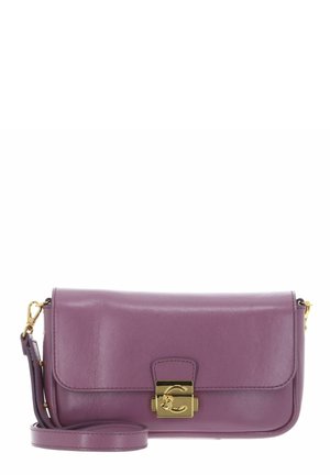 Sac bandoulière en cuir violet avec fermoir doré et sangle réglable, forme rectangulaire avec rabat.