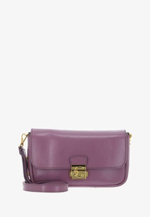 Sac bandoulière en cuir violet avec fermoir doré et sangle réglable, forme rectangulaire avec rabat.