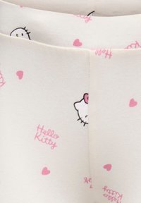 Λευκό ύφασμα με επαναλαμβανόμενο σχέδιο από ροζ καρδιές και καρτούν πρόσωπα Hello Kitty με ροζ φιόγκο και κείμενο "Hello Kitty" σε ροζ χρώμα.
