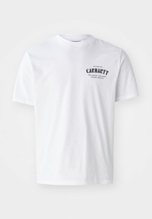 Balta kokvilnas T-kreklu ar īsām piedurknēm, ar melnu grafisku izdruku kreisajā krūtīs, kurā ir vārds "Carhartt" un papildus teksts.