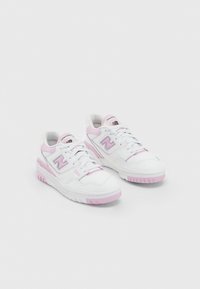 Zapatillas de cuero blancas con detalles en rosa, que presentan un diseño de cordones, un cuello acolchado y un detallado texturizado en las superposiciones sintéticas.