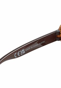 Lunettes de soleil en plastique marron avec une finition brillante, dotées d'un accent de charnière et d'un texte imprimé indiquant la conformité, fabriquées en Chine pour les enfants de 3 à 6 ans.