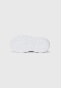 Sole di sneaker bianca con una superficie in gomma testurizzata, caratterizzata da un motivo a battistrada per la presa e una punta arrotondata. Materiale liscio.