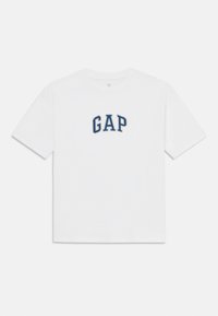 Hvit bomull T-skjorte med korte ermer og rund hals, med marineblå brodert "GAP"-logo på fronten.
