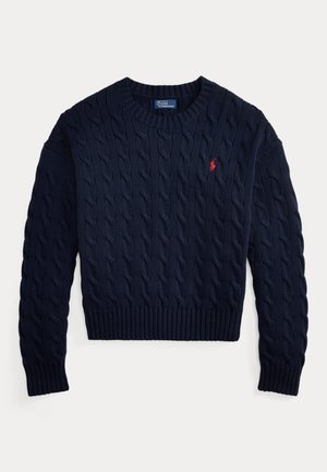 Pull en maille torsadée bleu marine avec un col rond et des poignets côtelés. Présente un petit logo polo rouge sur la poitrine. Texture douce et coupe courte.