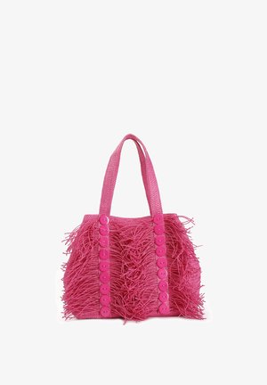 Bolso de mano tejido en rosa con textura de flecos, que cuenta con dos asas resistentes y grandes botones circulares a lo largo de los lados como detalle decorativo.