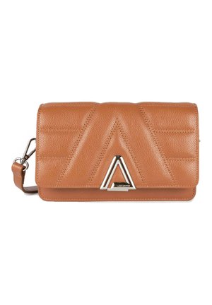 Portafoglio in pelle naturale con cuciture a zigzag, un accento metallico triangolare e una tracolla staccabile per una maggiore versatilità. Forma rettangolare con una texture liscia.