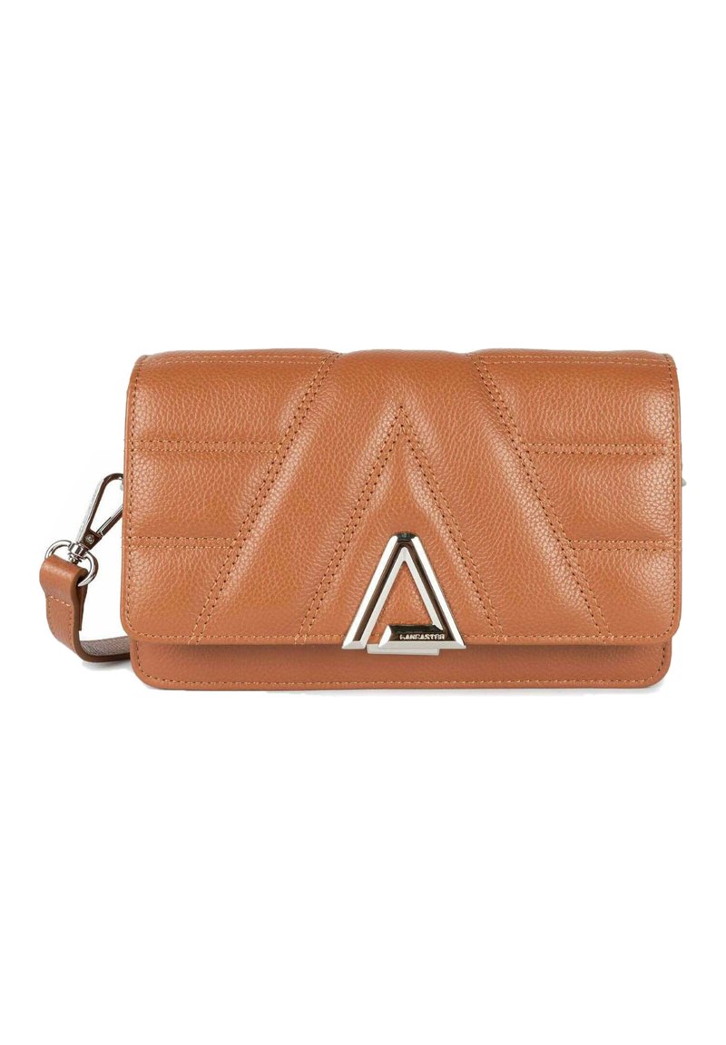 Portafoglio in pelle naturale con cuciture a zigzag, un accento metallico triangolare e una tracolla staccabile per una maggiore versatilità. Forma rettangolare con una texture liscia.