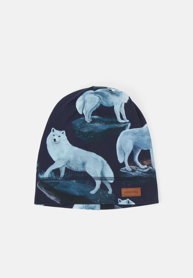 Gorro de malha em azul escuro com lobos brancos. Material suave com design impresso. Inclui um rótulo tecelado retangular de lado.