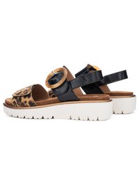 Sandály na platformě s otevřenou špičkou, bílou pryžovou podrážkou, přední popruh s leopardím vzorem a černými lakovanými pásky kolem kotníku se širokými kulatými přezkami.