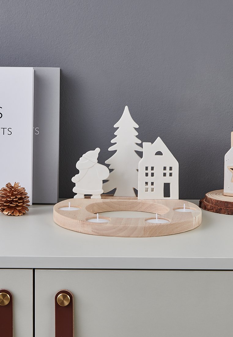 Holz-Kerzenhalter in natürlichem Finish mit kreisförmigem Design. Verfügt über vier weiße Kerzenhalter, umgeben von weißen dekorativen Figuren.