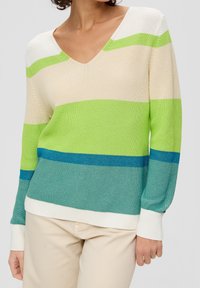 Sweter dzianinowy z dekoltem w kształcie litery V, w paski w kolorach zielonym, niebieskim i beżowym, z prążkowaną teksturą i długimi rękawami, wykończony białym obszyciem.