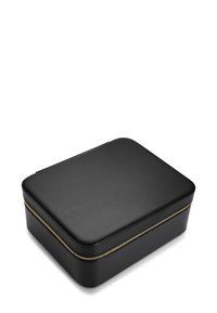 Funda de almacenamiento de cuero negro con una textura suave, forma cuadrada y detalle de cremallera dorada a lo largo del borde. Diseño elegante y minimalista.