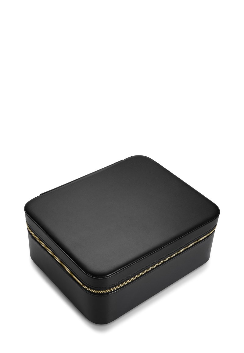 Funda de almacenamiento de cuero negro con una textura suave, forma cuadrada y detalle de cremallera dorada a lo largo del borde. Diseño elegante y minimalista.