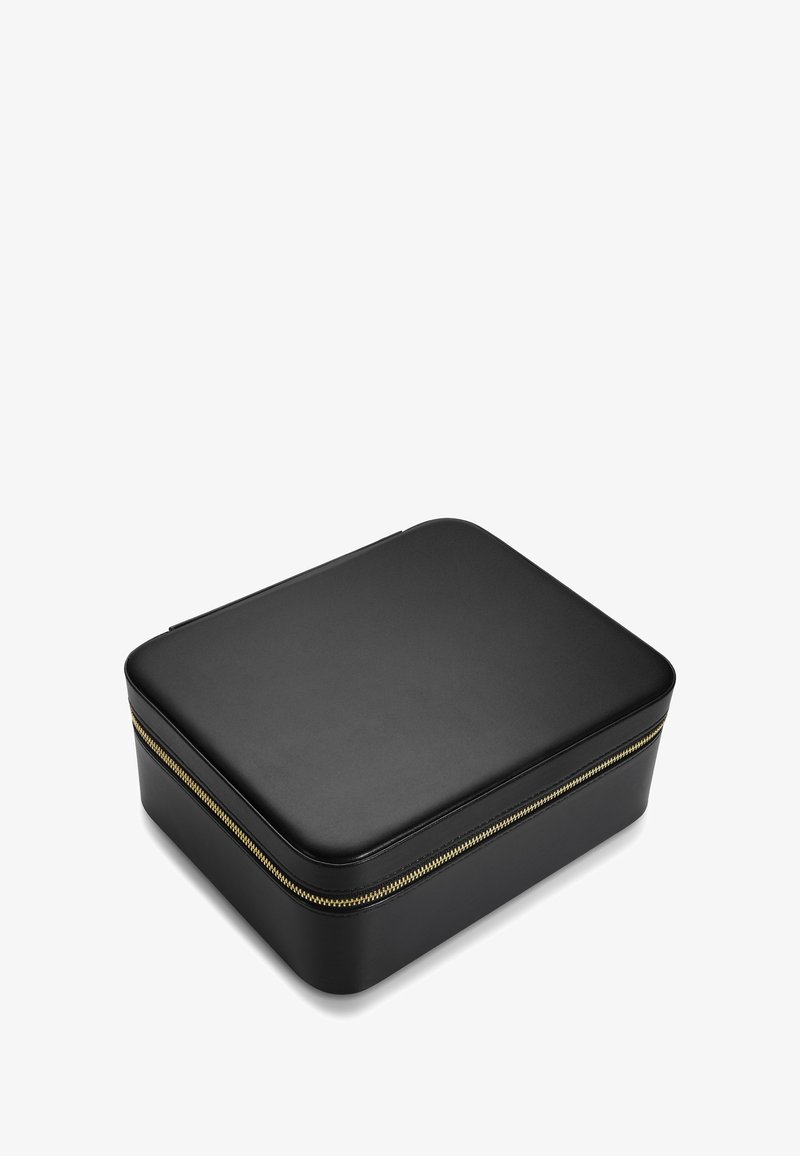 Funda de almacenamiento de cuero negro con una textura suave, forma cuadrada y detalle de cremallera dorada a lo largo del borde. Diseño elegante y minimalista.