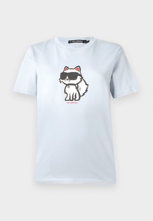 Camiseta de algodón de color azul claro con un gato de dibujos animados usando gafas de sol. El diseño es audaz con contornos negros y acentos rojos.