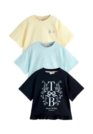 Tri tričká s krátkym rukávom v žltej, svetlomodrej a námorníckej modrej farbe. Námornícke tričko má kvetinovú grafiku a vrúbkovaný lem. Materiál z bavlny.