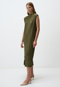 Olivengrünes, plissiertes Midi-Kleid mit hohem Ausschnitt und kurzen Ärmeln, das einen subtilen Schlitz am Saum und eine glatte, strukturierte Oberfläche aufweist.
