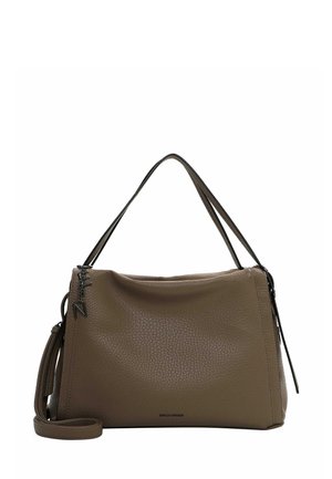Sac à main en cuir texturé marron avec deux poignées supérieures et une bandoulière amovible ; fermeture éclair et marquage subtil.