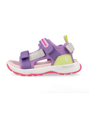 Sandalia deportiva para niños en tonos morado y rosa, con correas ajustables y una suela acolchada blanca y verde.