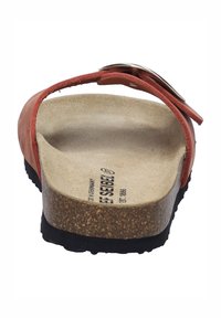 Sandalo rosso in pelle con una suoletta in sughero, cinturino in nylon e fibbia metallica. La suola testurizzata offre aderenza. I dettagli del produttore sono visibili all'interno.
