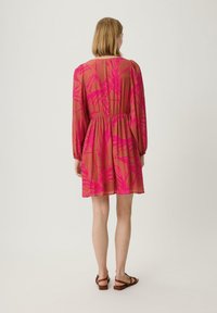 comma MIT DOBBY-STRUKTUR - Freizeitkleid - pink