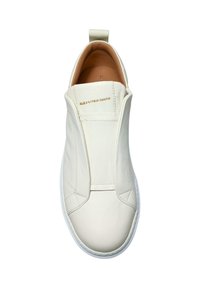 Weiße Leder-Slipper mit glatter Oberfläche, abgerundeter Zehenpartie und minimaler Nahtgestaltung. Mit einem Zugtab an der Ferse. Sohle aus weißem Gummi.